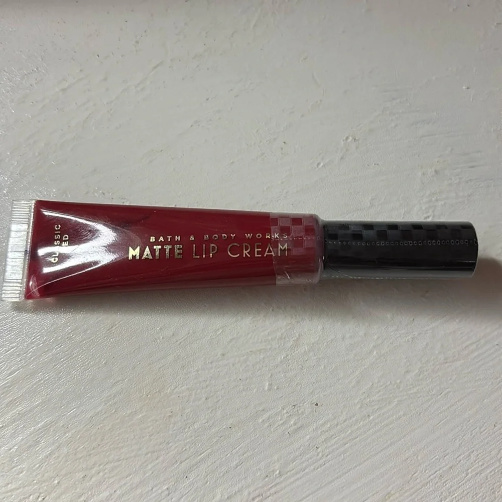 CLASSIC RED Matte Lip Cream 0.44 fl oz Bath & Body Works